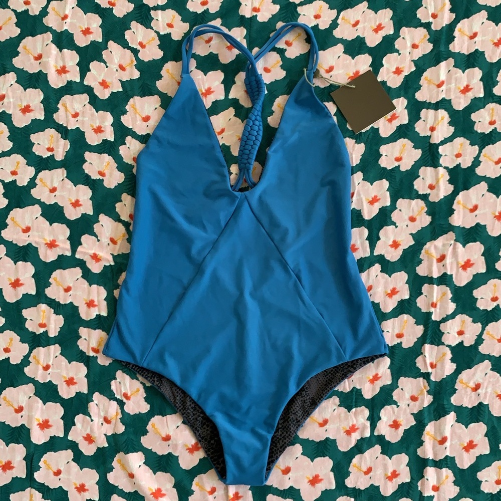 ACACIA BNWT 130 on V